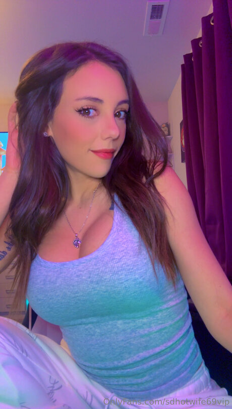 Naken läckt OnlyFans-bild av Sdhotwife69vip