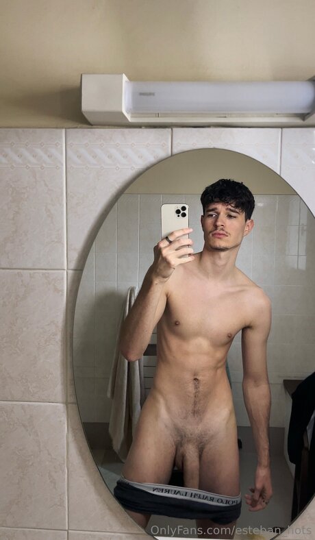 Naken läckt OnlyFans-bild av Esteban Hots