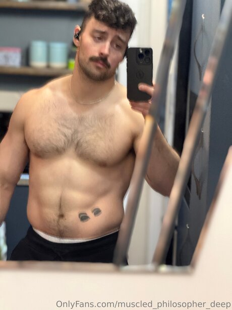 Foto di nudo di fuga di OnlyFans di Muscled Philosopher Deep