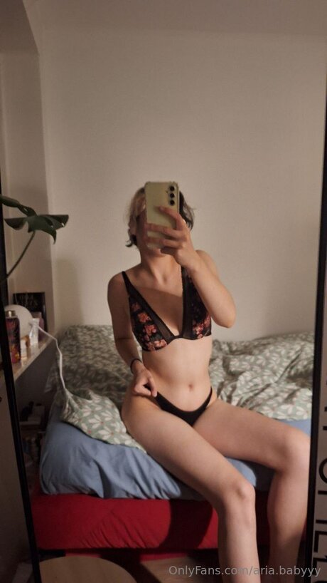 Naken läckt OnlyFans-bild av Aria Babyyy