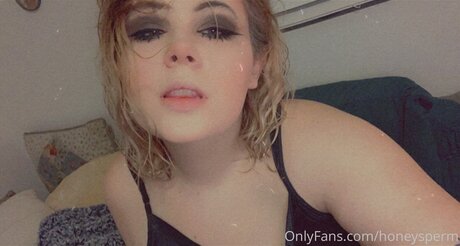 Naken läckt OnlyFans-bild av Honeysperm