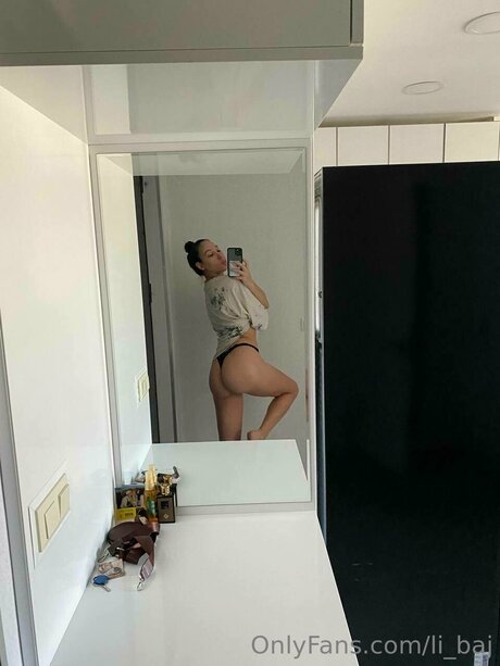 Naakte gelekte OnlyFans-foto van Li Baj