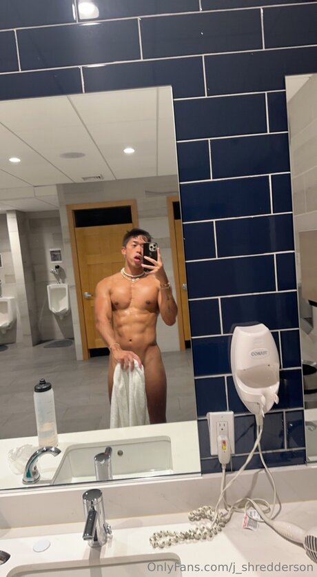 Naken läckt OnlyFans-bild av J Shredderson