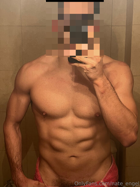 Naakte gelekte OnlyFans-foto van Nate Engel