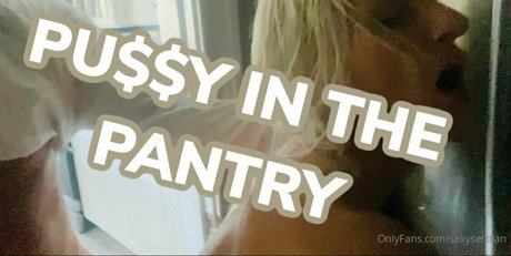 Naken läckt OnlyFans-bild av Sexyserbian