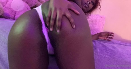Naakte gelekte OnlyFans-foto van Kxttxe
