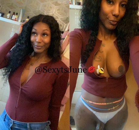 Nahá fotka uniklých OnlyFans od Ts June Lacy