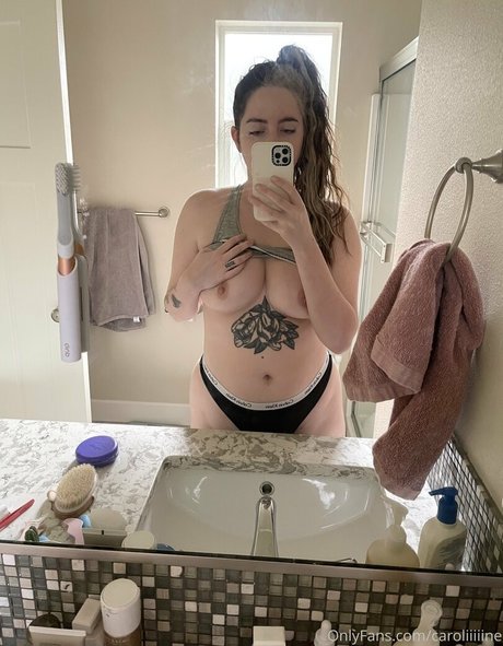 Nahá fotka uniklých OnlyFans od Caroliiiiine