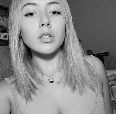Nahá fotka uniklých OnlyFans od Vivi Alto