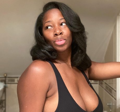Nahá fotka uniklých OnlyFans od Jamelia