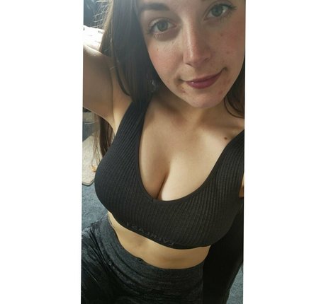 Naken lekkede OnlyFans-bilde av Beazee