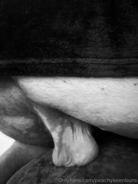 Nacktes geleaktes OnlyFans-Foto von Peachykeenbuns