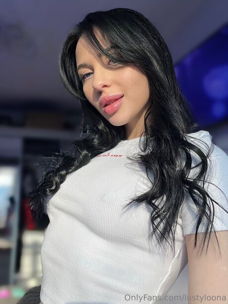 Naakte gelekte OnlyFans-foto van Lustyloona