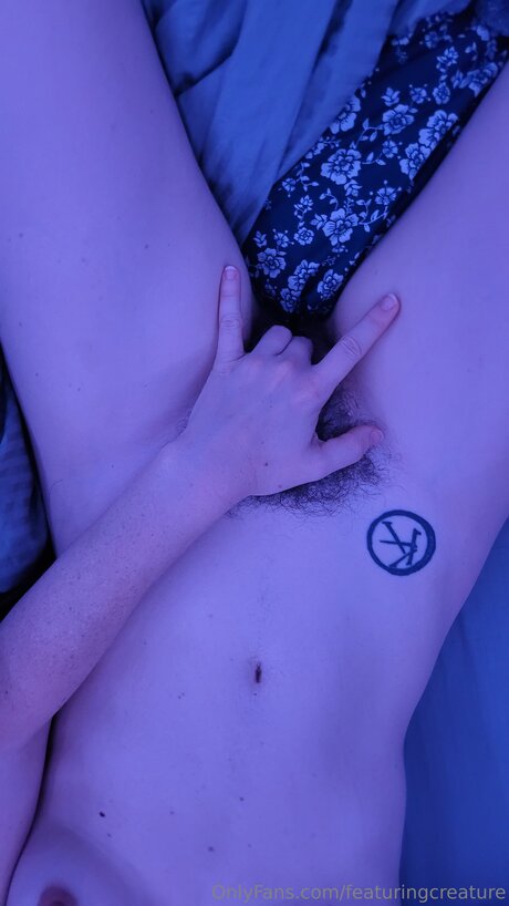 Naken läckt OnlyFans-bild av Featuringcreature