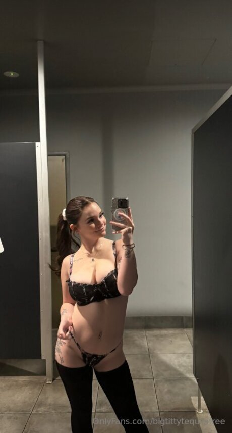 Naken läckt OnlyFans-bild av Teexquila