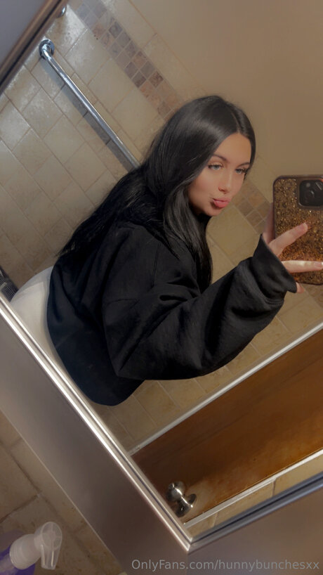 Naken läckt OnlyFans-bild av Hunnybunchesxx