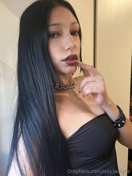 Alaston vuotanut OnlyFans-kuva Izzy Lavigne