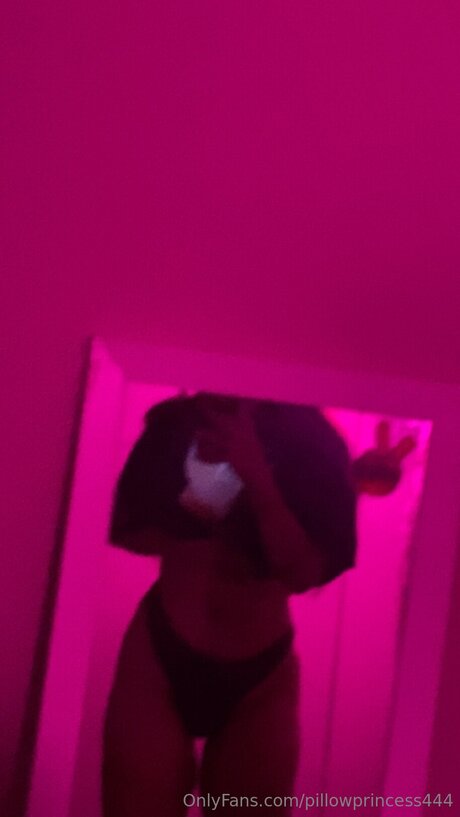 Обнаженная фотография утечки OnlyFans от Pillowprincess444