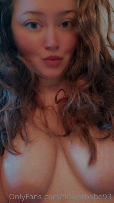 Обнаженная фотография утечки OnlyFans от Flowerbabe93