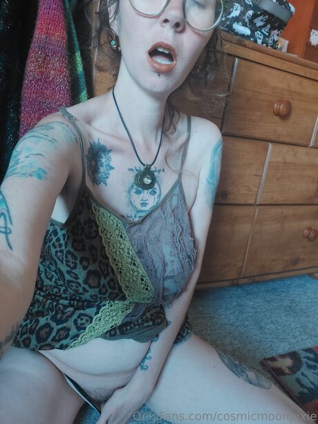 Naken läckt OnlyFans-bild av Cosmicmoonpixie