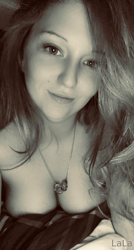 Alaston vuotanut OnlyFans-kuva Goldengurl999