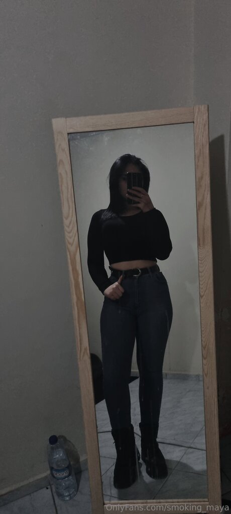 Naakte gelekte OnlyFans-foto van Smoking Maya