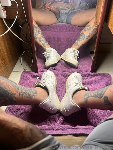 Обнаженная фотография утечки OnlyFans от Sneakerboymx