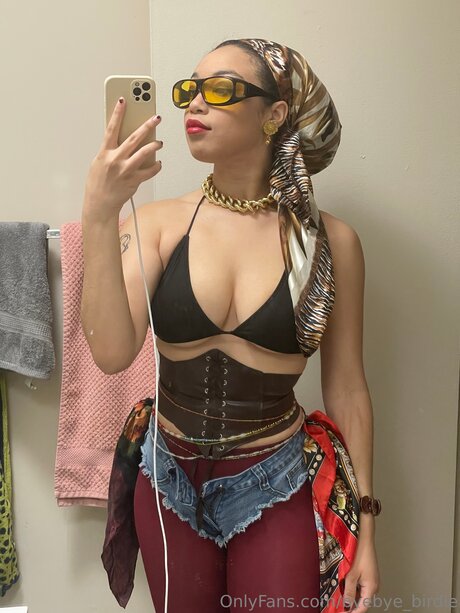 Naken läckt OnlyFans-bild av Byebye Birdie