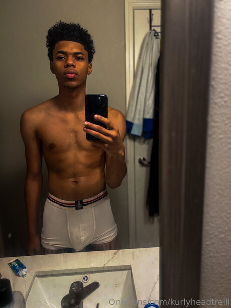 Naken lekkede OnlyFans-bilde av Kurlyheadtrelll