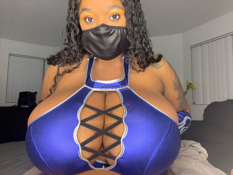 Naken lekkede OnlyFans-bilde av Curvy Misa