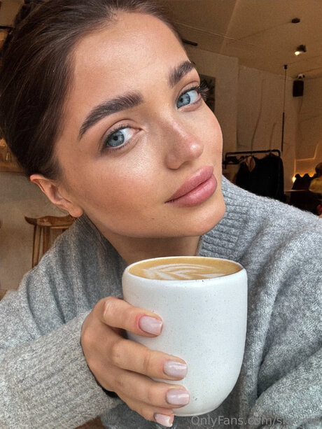 Naken läckt OnlyFans-bild av Sky Me