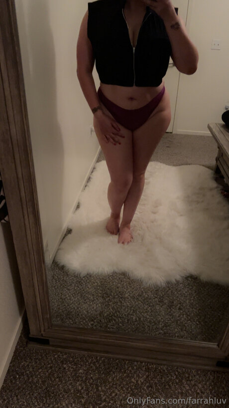 Alaston vuotanut OnlyFans-kuva Farrahluv