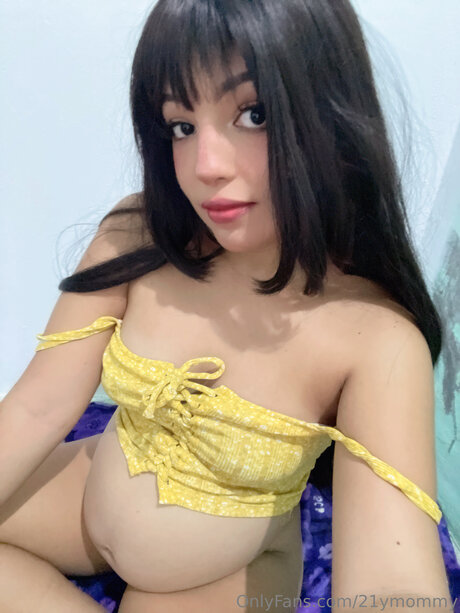 Naken läckt OnlyFans-bild av 21ymommy