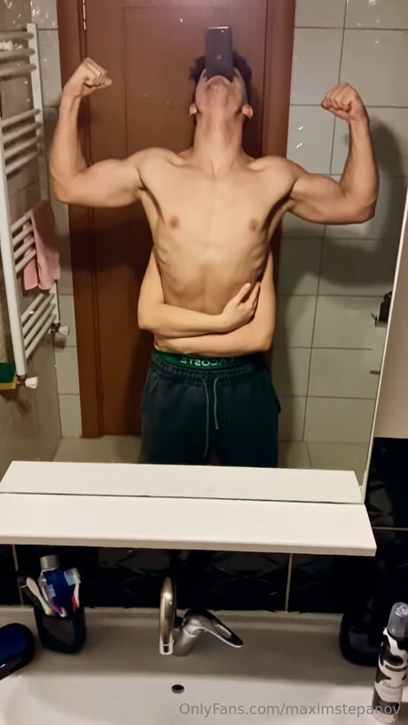 Alasti lekkinud OnlyFans-i pilt Maximstepanov