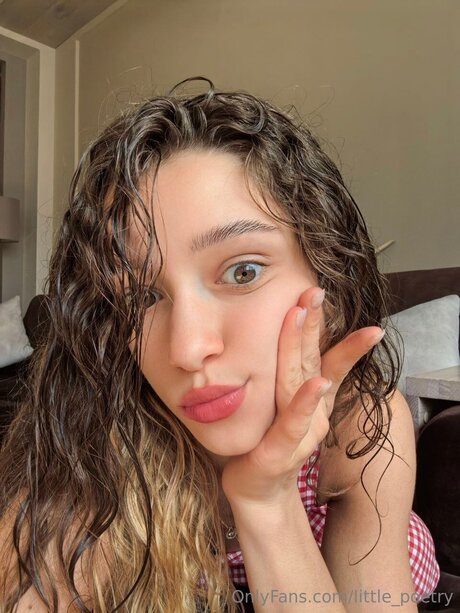 Naken läckt OnlyFans-bild av Little Poetry
