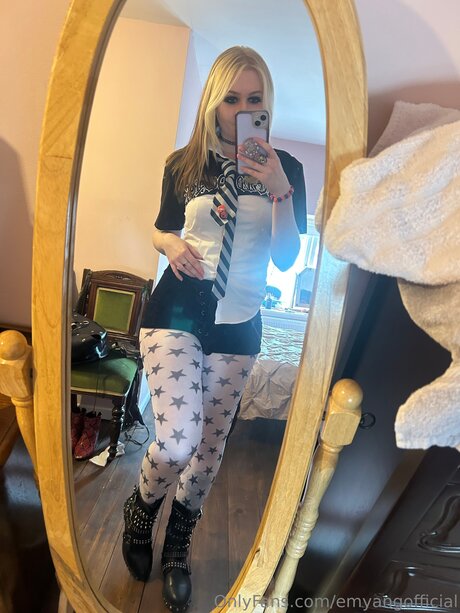 Nahá fotka uniklých OnlyFans od Emyangofficial