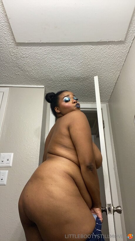 Обнаженная фотография утечки OnlyFans от Littlebootystillmoves
