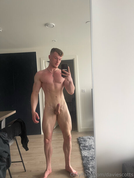 Alaston vuotanut OnlyFans-kuva Fit Davie