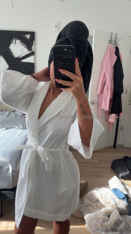 Nacktes geleaktes OnlyFans-Foto von Juliannapeyton