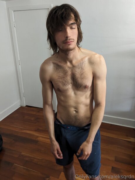 Naakte gelekte OnlyFans-foto van Aleksqrdn