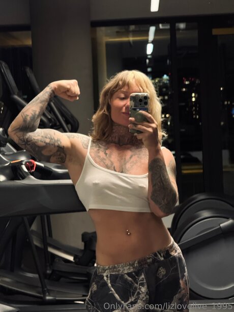 Lizlovelive 1995 OnlyFans 유출 누드 사진