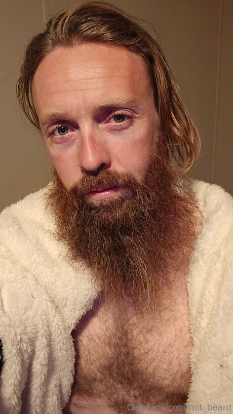 Naakte gelekte OnlyFans-foto van Hot Beard