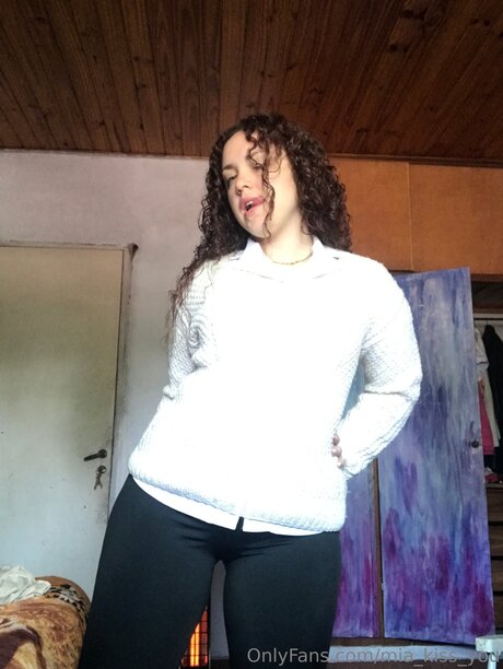 Mia Kiss You