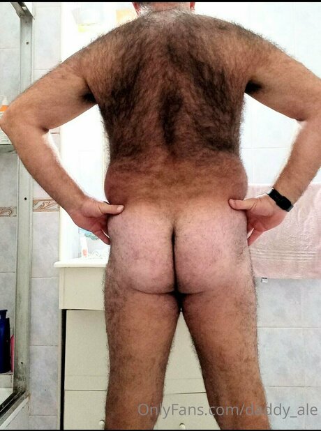Nahá fotka uniklých OnlyFans od Daddy Ale
