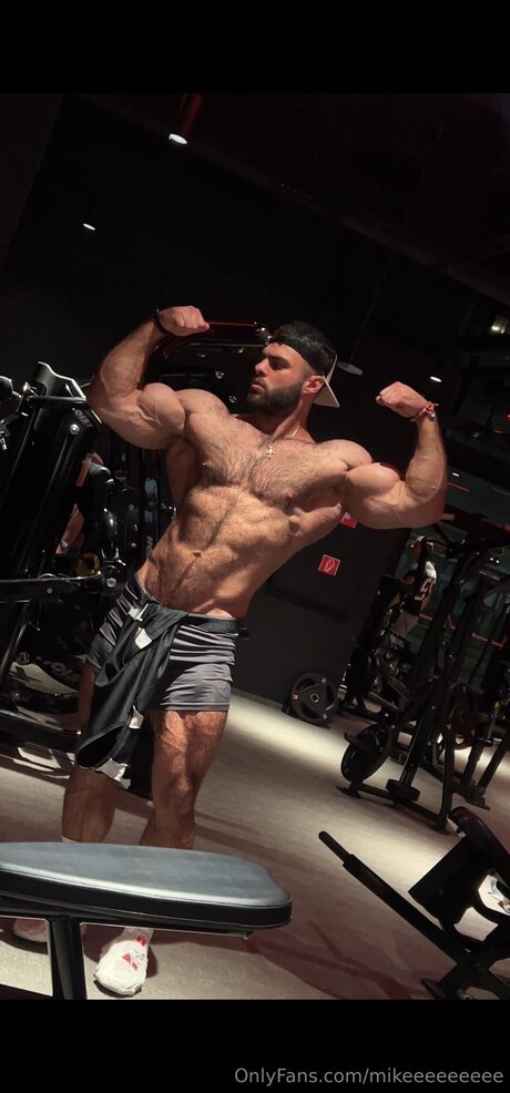 Alasti lekkinud OnlyFans-i pilt Mikeeeeeeeee