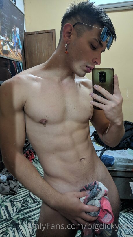 Naakte gelekte OnlyFans-foto van Tomas Rager
