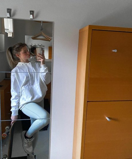 Naken lekkede OnlyFans-bilde av Mira Szalma