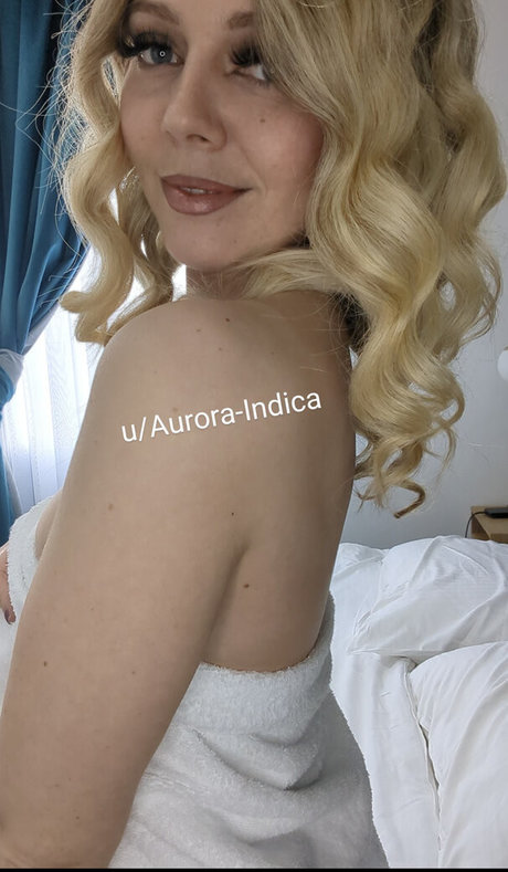 Naakte gelekte OnlyFans-foto van Aurora Indica