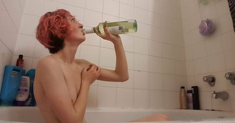 Alasti lekkinud OnlyFans-i pilt Emmanooodle