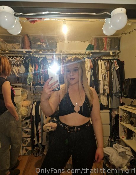 Naken lekkede OnlyFans-bilde av Thatlittleminigirl